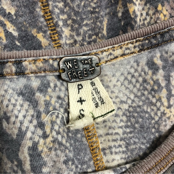 EUC! We The Free Snake Print Tee Size Small - Picture 9 of 9